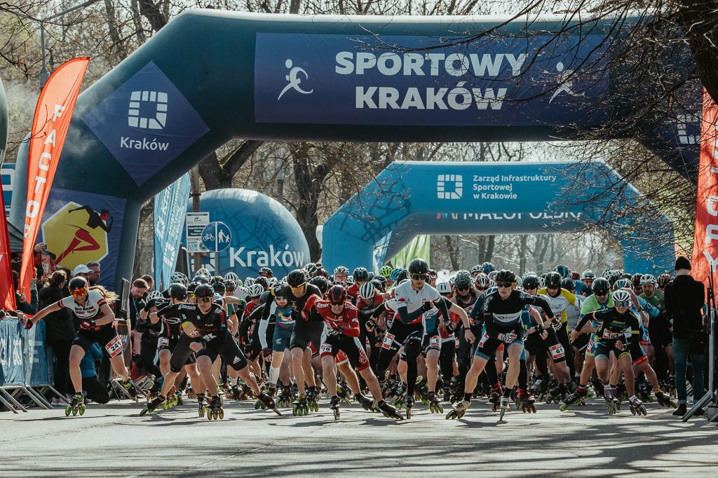 Start zawodów wyścig rolkowy